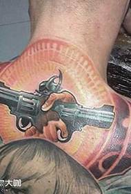 rygg hand pistol tatuering mönster