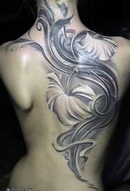 patró de tatuatge de flors a l'esquena de la dona