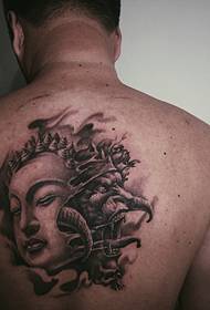nevoeiro e costura mágica da tatuagem nas costas do mal