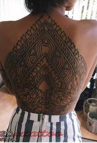 mtindo wa tattoo ya totem ya nyuma