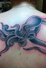 picha nyeusi ya kijivu octopus kwenye mgongo wa mwanamke