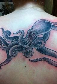 gro schwaarz groer Kraken Tattoo Bild um Réck vun der Fra