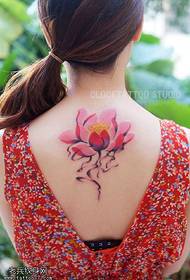 patrón de tatuaxe de loto pintado de vermello