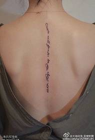patró de tatuatge de lletres a la columna vertebral