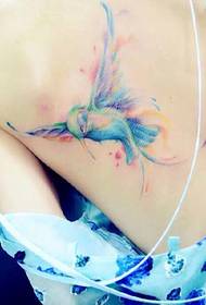 batang babaye nga maayong tan-awon nga hummingbird nga tattoo