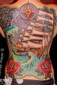 Uzorak tetovaže broda na leđima s ružama