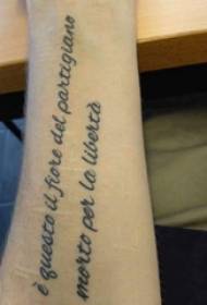 Englanti lyhyt lause tatuointi tytön käsivarsi Englanti lyhyt lause tatuointi musta kuva
