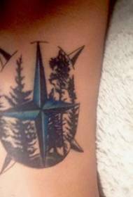 Rankos tatuiruotės paveikslėlio mergaitės rankos ant medžio ir kompaso tatuiruotės nuotrauka