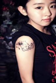 Tatuaggio braccio bianco e nero semplice