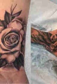 Татуировка на руке, рисунок с изображением мужской птицы, запястья и розы