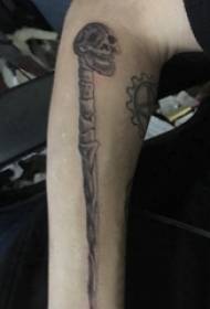 brazo da tatuaxe do cranio no cadro da tatuaxe do cranio gris negro
