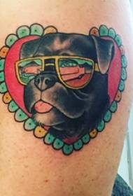 Materiale di tatuaggi di bracciu, cuore maschile, forma di core è stampa di tatuaggi di cucciolo