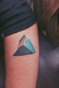 Materiale del tatuaggio del braccio, mano maschile, immagine colorata del tatuaggio di montagna