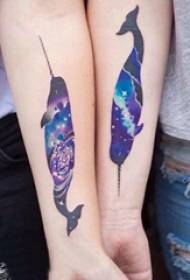 Tetovaže kitovi spajaju ruke na obojenim slikama s tetovažama