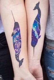 Braccia di coppia di balene del tatuaggio su immagini colorate del tatuaggio di Narwhal