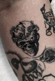 schedel tattoo, jongensarm, zwarte schedel tattoo foto