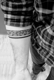 Braccio maschile tatuaggio linea semplice su foto tatuaggio braccio nero
