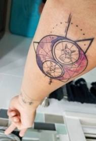 Vajzë gjeometrike e tatuazheve të kafshëve me fotografi të rrumbullakëta dhe tatuazhesh mace në krah
