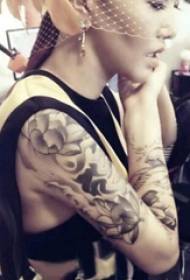Tan Weiwei Tattoo Flower Arm Black and Gray Lotus Tattoo Picture on Star Arm