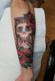 Tatuaje del reloj de arena del brazo del niño en el reloj de arena y la imagen del tatuaje del cráneo
