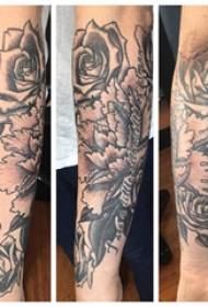 Literacki tatuaż kwiatowy, ramię dziewczynki, obraz róży tatuaż