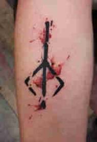 Grunge tatoveringsbilde malt på armen til gutten