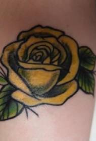 कला फूल टैटू पैटर्न के ऊपर गुलाब टैटू लड़की की बांह