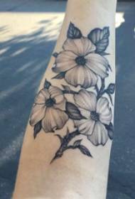 Tatuaj brat poza fata tatuaj floare neagră imagine pe braț