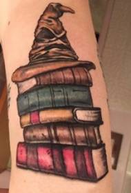 Buku tato, lengan pria, topi terbelah dan gambar buku tato