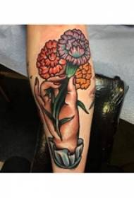 Irodalmi virág tetoválás lány karja tetoválás színes virág tetoválás minta
