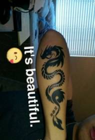 Material tatuaj braț, imagine tatuaj dragon negru pe brațul băiatului