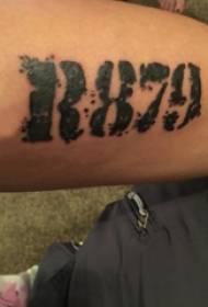 Numero del tatuaggio, studente maschio, corpo del fiore del braccio, tatuaggio inglese, immagine digitale