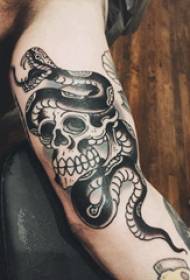 Taro-tatovering, drengearm, lille tatoveringsbillede af kraniet