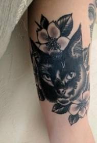Piccola ragazza tatuaggio gatto fresco con tatuaggio gatto sul braccio