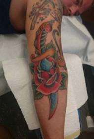 Зображення татуювання кинджалом троянди татуювання кинджала троянди на руку хлопчика