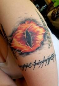 Ögatatueringflickans arm på färgad tatueringögatatueringbild
