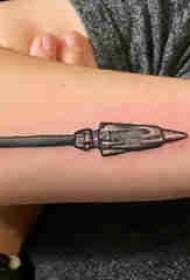 Immagine del tatuaggio del braccio Immagine del tatuaggio del braccio del ragazzo sulla freccia colorata