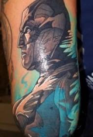 Ang batang lalaki nga cartoon nga tattoo sa bukton nga litrato sa tattoo sa tattoo