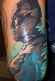 Tattoo cartoon jongen op arm anime tattoo foto