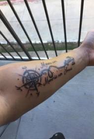 Tatouage boussole bras étudiant masculin sur l'Europe et l'Amérique ancre tatouage compas photo
