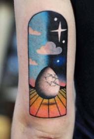 vajzë e tatuazhit me tatuazh vajzën në krah me fotografinë me tatuazhe me peizazh me ngjyra