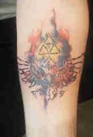 Armtatoveringsmateriale, mannlig hånd, fargede trekanter og symboltatoveringsbilder