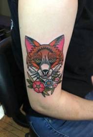 彩色狐狸紋身女孩手臂上花和狐狸紋身圖片