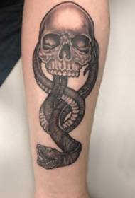 Τατουάζ μαύρο αρσενικό βραχίονα φοιτητής στο φίδι και το κρανίο εικόνα τατουάζ
