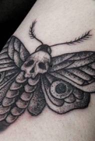 Braccio tatuato all'interno della ragazza femmina sul braccio tozzo e falena tatuaggio immagine