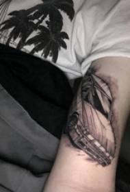U bracciu di u tatuu di vittura nera nantu à u ritrattu di u tatuatu di vittura negra