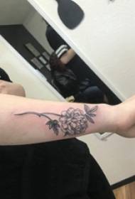 Blumen-Tätowierungsbild des Tätowierungsmusterblumenmädchens schwarzes graues auf Arm