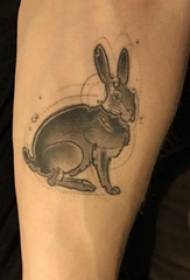 Snoei konijn tattoo foto jongen arm op grijze konijn tattoo foto