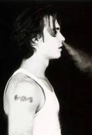 Estrella del tatuaje estadounidense Johnny Depp brazo en imagen de tatuaje indio gris negro