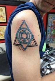 Tatuaje xeométrico, brazo masculino, patrón de tatuaxe xeométrica europea e americana